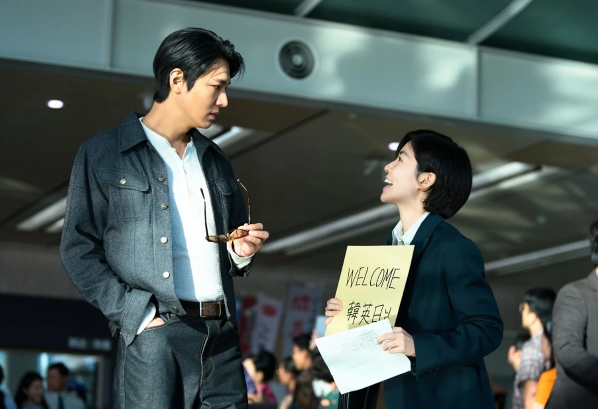 영화 '암살자(들)'의 한 장면. 영화 '암살자(들)'이 개봉 나흘 만에 누적 관객 100만 명을 넘어섰다. 이 작품은 배우 박해일·유해진·이민호 주연의 한국 영화다. 배급사 하이브미디어코프는 영화 '암살자(들)'이 26일 오전 누적 관객 수 105만 명을 넘겼다고 공식 발표했다. 영화 '암살자(들)'은 1974년 발생한 육영수 여사 피격 사건의 전말이 알려진 것과 다를 수 있다는 의문에서 출발하는 미스터리 추격극이다. / 하이브미디어코프 제공
