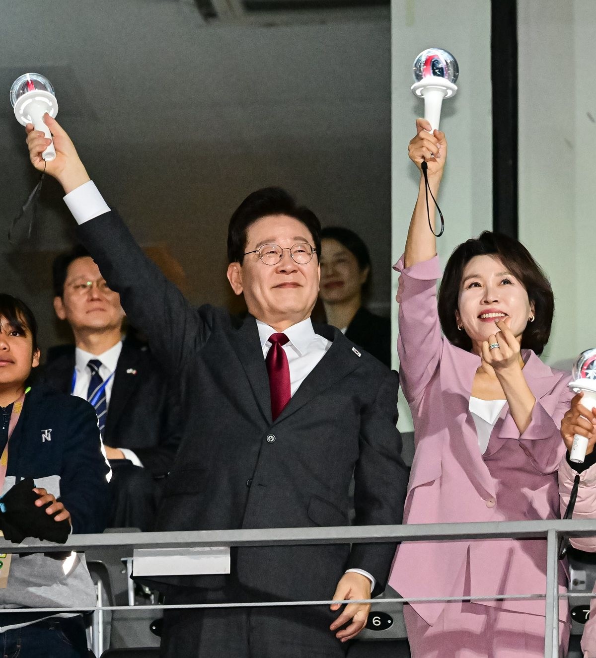 이재명 대통령이 25일(현지 시각) 멕시코시티 GNP 스타디움에서 열린 콘서트를 찾아 응원봉을 들고 인사하고 있다. 이 대통령은 'K팝을 이렇게 사랑해 주시는 것에 대해 정말로 감사하게 생각한다'라며 '문화는 사람과 사람을 연결할 뿐만 아니라 국가와 국가도 연결해 주는 것 같다'라고 말했다. 김혜경 여사는 '오늘 이 공연이 여러분 인생에서 잊히지 않는 밤이 되길 바란다'라며 '한국의 K팝을 사랑해 주셔서 정말 감사하다'라고 밝혔다. / 뉴스1