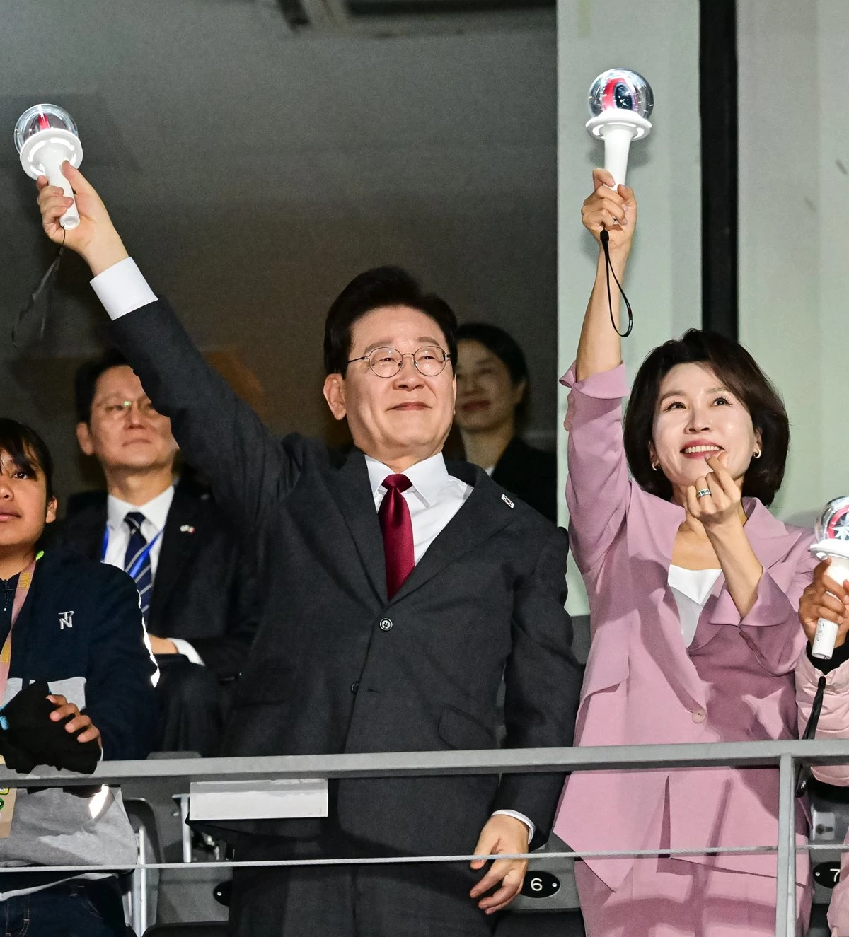 이재명 대통령이 25일(현지 시각) 멕시코시티 GNP 스타디움에서 열린 콘서트를 찾아 응원봉을 들고 인사하고 있다. 이 대통령은 'K팝을 이렇게 사랑해 주시는 것에 대해 정말로 감사하게 생각한다'라며 '문화는 사람과 사람을 연결할 뿐만 아니라 국가와 국가도 연결해 주는 것 같다'라고 말했다. 김혜경 여사는 '오늘 이 공연이 여러분 인생에서 잊히지 않는 밤이 되길 바란다'라며 '한국의 K팝을 사랑해 주셔서 정말 감사하다'라고 밝혔다. / 뉴스1