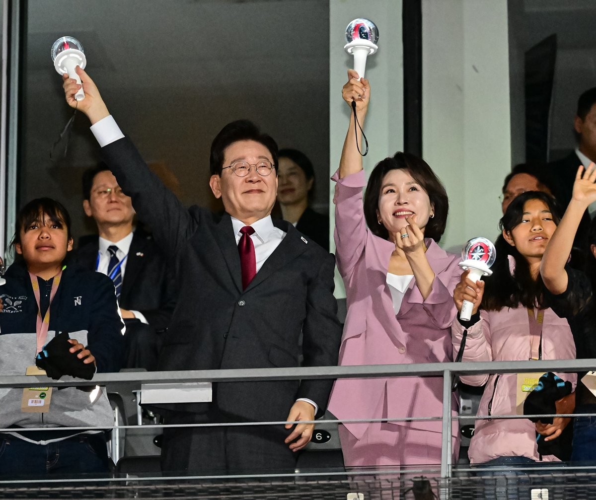 이재명 대통령이 25일(현지 시각) 멕시코시티 GNP 스타디움에서 열린 콘서트를 찾아 응원봉을 들고 인사하고 있다. 이 대통령은 'K팝을 이렇게 사랑해 주시는 것에 대해 정말로 감사하게 생각한다'라며 '문화는 사람과 사람을 연결할 뿐만 아니라 국가와 국가도 연결해 주는 것 같다'라고 말했다. 김혜경 여사는 '오늘 이 공연이 여러분 인생에서 잊히지 않는 밤이 되길 바란다'라며 '한국의 K팝을 사랑해 주셔서 정말 감사하다'라고 밝혔다. / 뉴스1