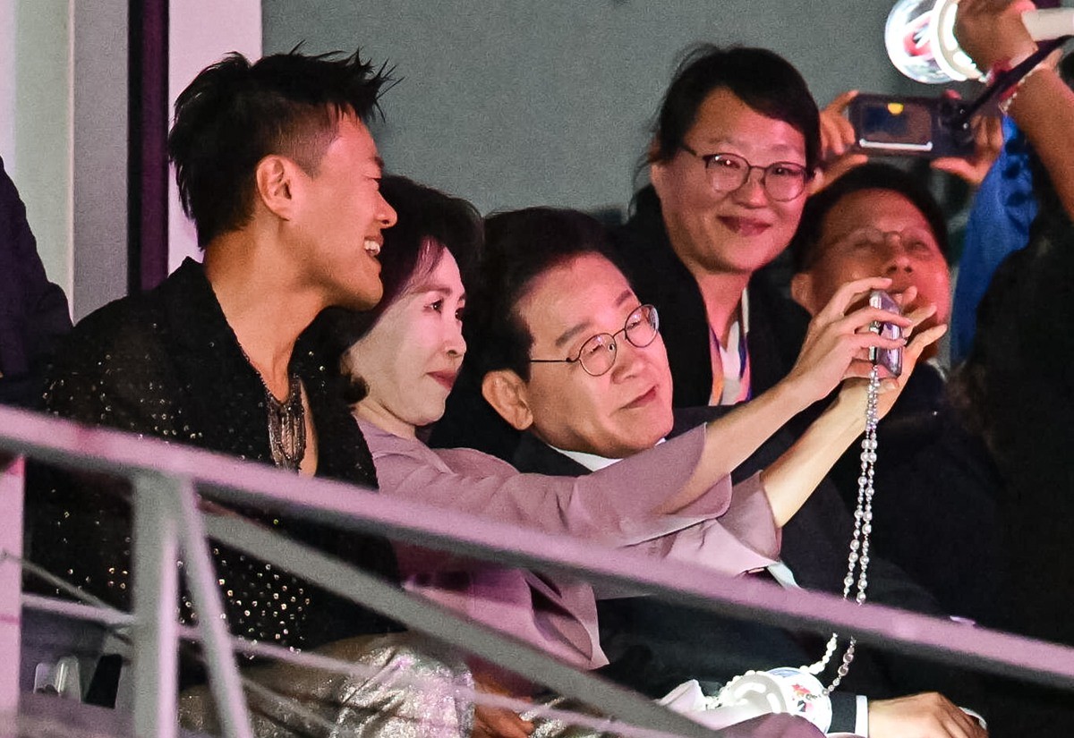 이재명 대통령과 김혜경 여사가 25일(현지 시각) 멕시코시티 GNP 스타디움에서 열린 멕시코 청소년들과의 만남에서 콘서트를 관람하고 있다. 왼쪽은 박진영 대중문화교류위원회 공동위원장 모습. 이 대통령은 'K팝을 이렇게 사랑해 주시는 것에 대해 정말로 감사하게 생각한다'라며 '문화는 사람과 사람을 연결할 뿐만 아니라 국가와 국가도 연결해 주는 것 같다'라고 말했다. 김혜경 여사는 '오늘 이 공연이 여러분 인생에서 잊히지 않는 밤이 되길 바란다'라며 '한국의 K팝을 사랑해 주셔서 정말 감사하다'라고 밝혔다. / 뉴스1
