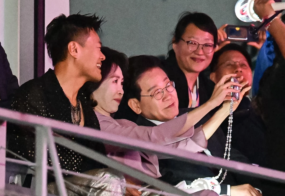 이재명 대통령과 김혜경 여사가 25일(현지 시각) 멕시코시티 GNP 스타디움에서 열린 멕시코 청소년들과의 만남에서 콘서트를 관람하고 있다. 왼쪽은 박진영 대중문화교류위원회 공동위원장 모습. 이 대통령은 'K팝을 이렇게 사랑해 주시는 것에 대해 정말로 감사하게 생각한다'라며 '문화는 사람과 사람을 연결할 뿐만 아니라 국가와 국가도 연결해 주는 것 같다'라고 말했다. 김혜경 여사는 '오늘 이 공연이 여러분 인생에서 잊히지 않는 밤이 되길 바란다'라며 '한국의 K팝을 사랑해 주셔서 정말 감사하다'라고 밝혔다. / 뉴스1