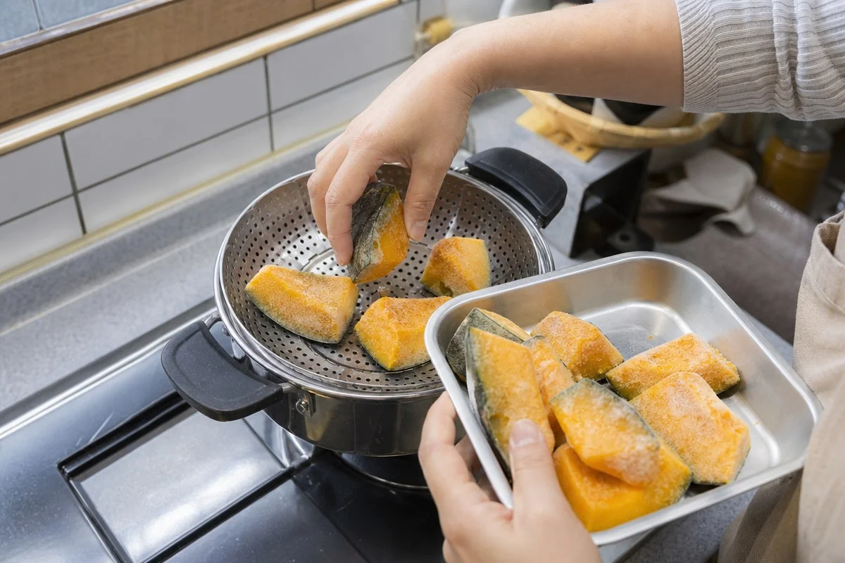 얼린 단호박은 녹이지 않고 바로 찜기에 올리는 것이 낫다 — AI로 생성한 자료 이미지