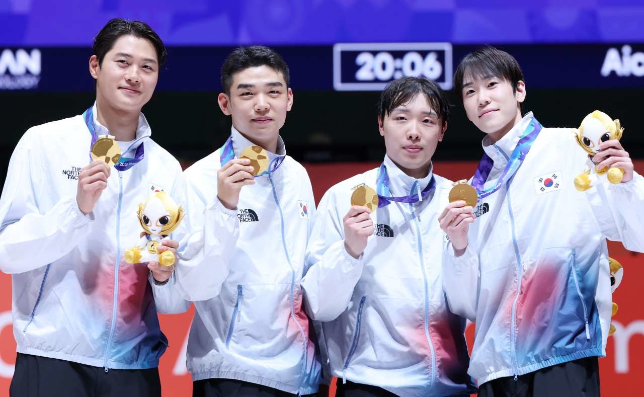 26일 일본 아이치현 도코나메 아이치 스카이 엑스포에서 열린 2026 아이치·나고야 아시안게임 펜싱 남자 사브르 단체전 결승에서 역전 드라마를 쓰며 아시안게임 4연패를 달성한 오상욱, 박상원, 도경동, 황희근이 금메달을 들고 기념촬영을 하고 있다. / 뉴스1