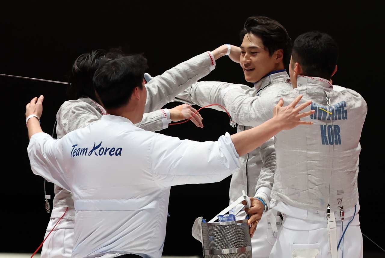 26일 일본 아이치현 도코나메 아이치 스카이 엑스포에서 열린 2026 아이치·나고야 아시안게임 펜싱 남자 사브르 단체전 결승에서 승리하며 아시안게임 4연패를 달성한 오상욱, 박상원, 도경동, 황희근이 기쁨을 나누고 있다. / 뉴스1