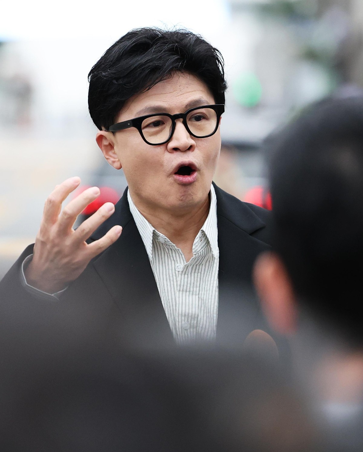 한동훈 무소속 의원이 24일 오후 서울 용산구 국방부 앞에서 기자회견을 열고 'DMZ 지뢰 폭발' 현장 조사를 촉구하는 1인 시위를 하고 있다. / 뉴스1