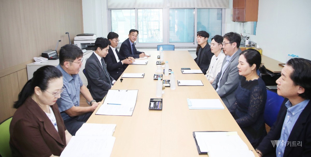 22일 김대중 전남광주통합특별시교육감이 광주 북구 문산초등학교에서 학생들을 맞이하고 학교 현장의 목소리를 듣고 있다. / 전남광주통합특별시교육청