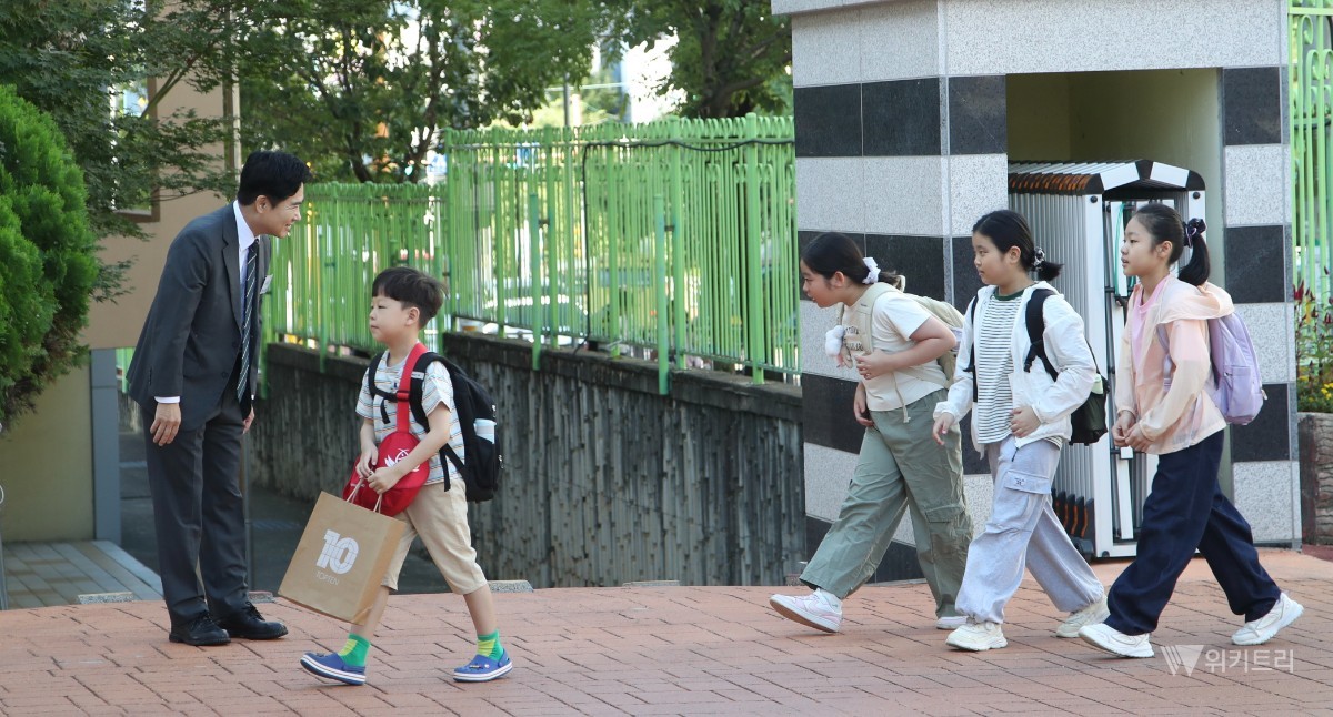 김대중 교육감은 지난 22일 오전 광주 북구 문산초등학교를 방문해 등교하는 학생들을 맞이했다. / 전남광주통합특별시