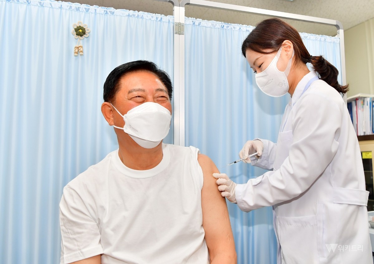 장성군은 지난 21일부터 생후 6개월 이상 14세 이하 어린이를 대상으로 인플루엔자 국가예방접종을 시작했다. 김한종 장성군수가 접종을 받고 있다. / 장성군