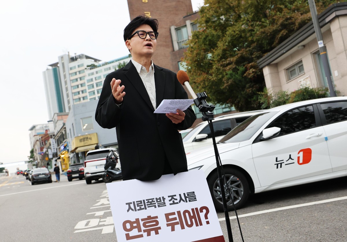 한동훈 무소속 의원이 24일 오후 서울 용산구 국방부 앞에서 기자회견을 열고 'DMZ 지뢰 폭발' 현장 조사를 촉구하는 1인 시위를 하고 있다. / 뉴스1
