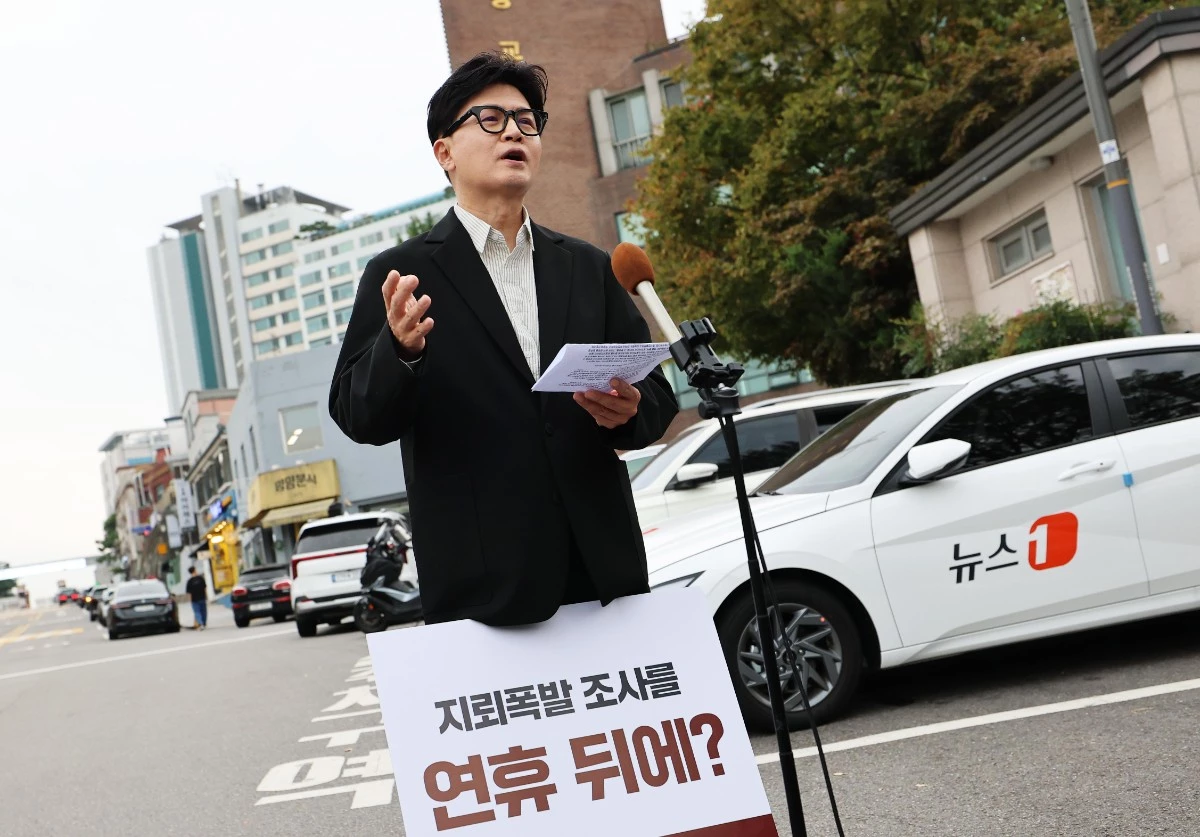 한동훈 무소속 의원이 24일 오후 서울 용산구 국방부 앞에서 기자회견을 열고 'DMZ 지뢰 폭발' 현장 조사를 촉구하는 1인 시위를 하고 있다. / 뉴스1