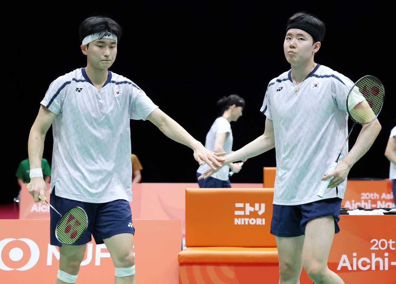 대한민국 서승재와 김원호가 27일 일본 아이치현 이치노미야 종합체육관에서 열린 2026 아이치 나고야 아시안게임 배드민턴 남자 복식 8강에서 일본의 니시 히로키-구마가이 가케루 조에 2-1(15-21 21-17 21-15)로 역전승한 뒤 기뻐하고 있다. / 뉴스1뉴