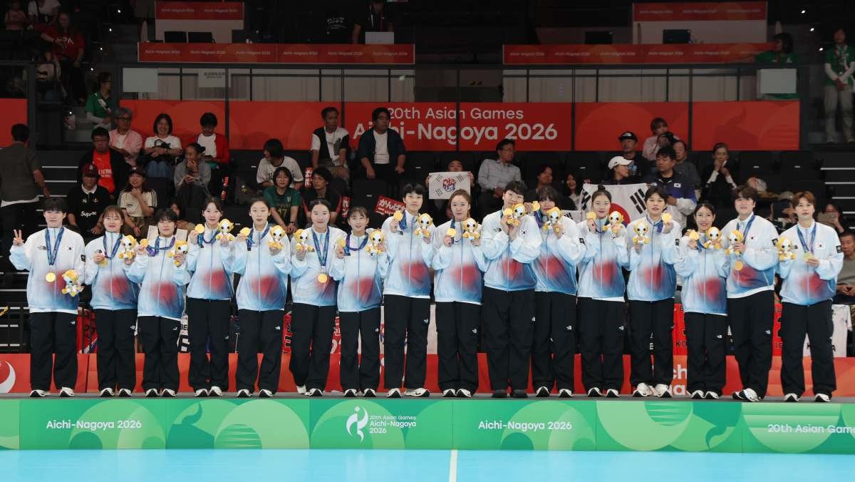 27일 일본 아이치현 이나자와 엔트리오에서 열린 2026 아이치·나고야 아시안게임 여자 핸드볼에서 금메달을 따낸 대한민국 선수들이 시상대에 올라 메달을 들어보이고 있다. / 연합뉴스