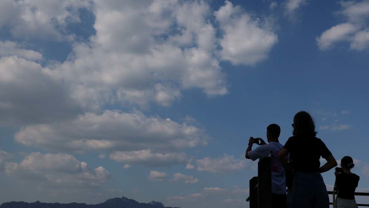 서울 남산을 찾은 시민들이 높은 가을 하늘 아래 휴식을 취하고 있다. / 연합뉴스