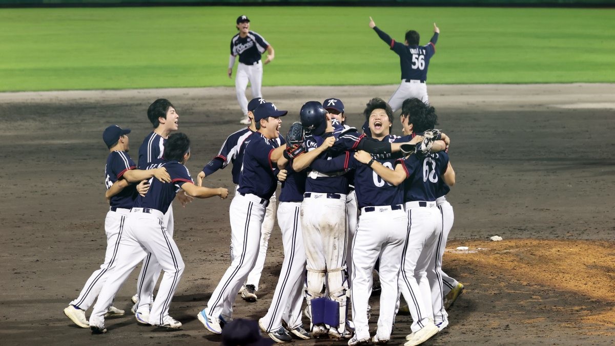 27일 일본 아이치현 도요하시 시민구장에서 열린 2026 아이치·나고야 아시안게임 결승 한국과 일본의 경기. 3대1로 금메달을 차지한 한국대표팀 선수들이 기뻐하고 있다. / 연합뉴스