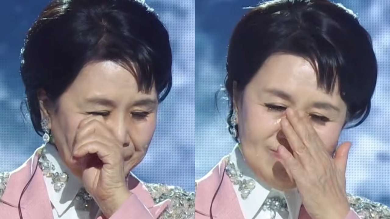심수봉이 무대 중 눈물을 흘리고 있다. / 유튜브 'KBS 레전드 케이팝'