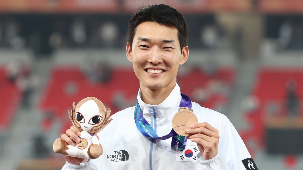 빗속에서 2m 22 넘었다…우상혁, 아시안게임 3회 연속 메달