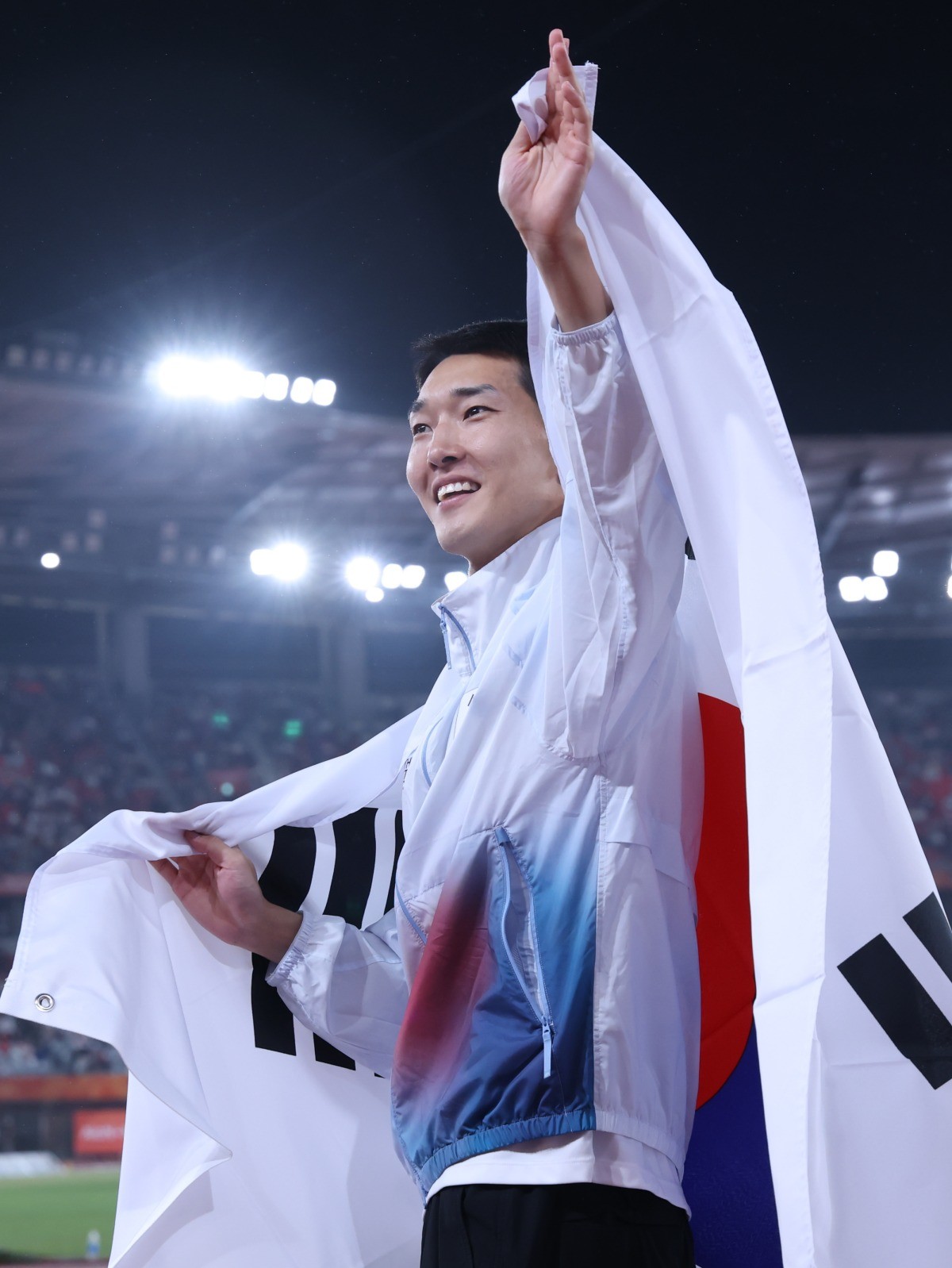 우상혁이 27일 나고야 미즈호공원 육상경기장에서 열린 2026 아이치·나고야 아시안게임 남자 높이뛰기 결선에서 동메달을 확정짓고 세리머니를 하고 있다 / 뉴스1