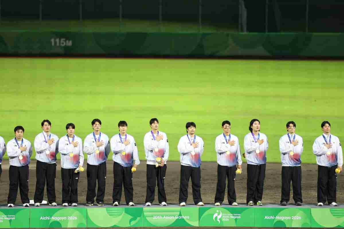 대한민국 야구 국가대표팀 선수들이 지난 27일 일본 아이치현 도요하시 시민구장에서 열린 2026 아이치·나고야 아시안게임 야구 시상식에서 금메달을 목에 걸고 국기에 대한 경례를 하고 있다. / 뉴스1