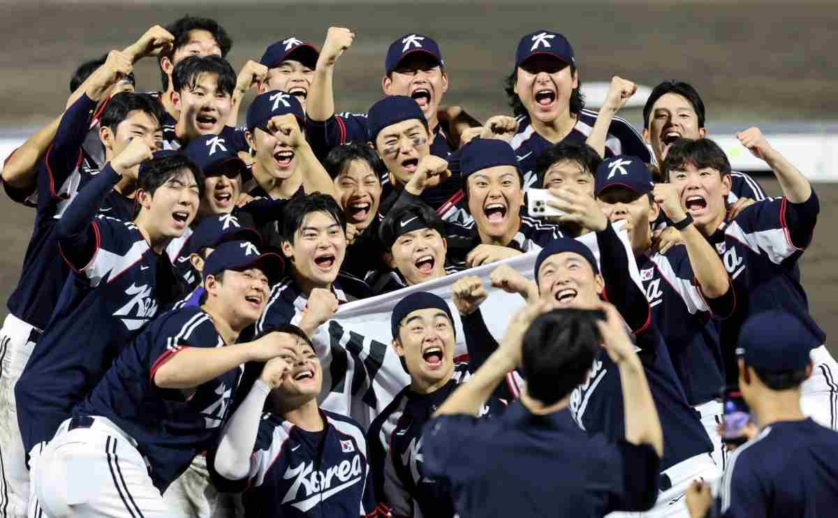 지난 27일 일본 아이치현 도요하시 시민구장에서 열린 2026 아이치·나고야 아시안게임 야구 결승전 대한민국과 일본의 경기에서 3대1 승리한 대한민국 선수들이 금메달을 차지한 뒤 기념 촬영을 하고 있다. / 뉴스1