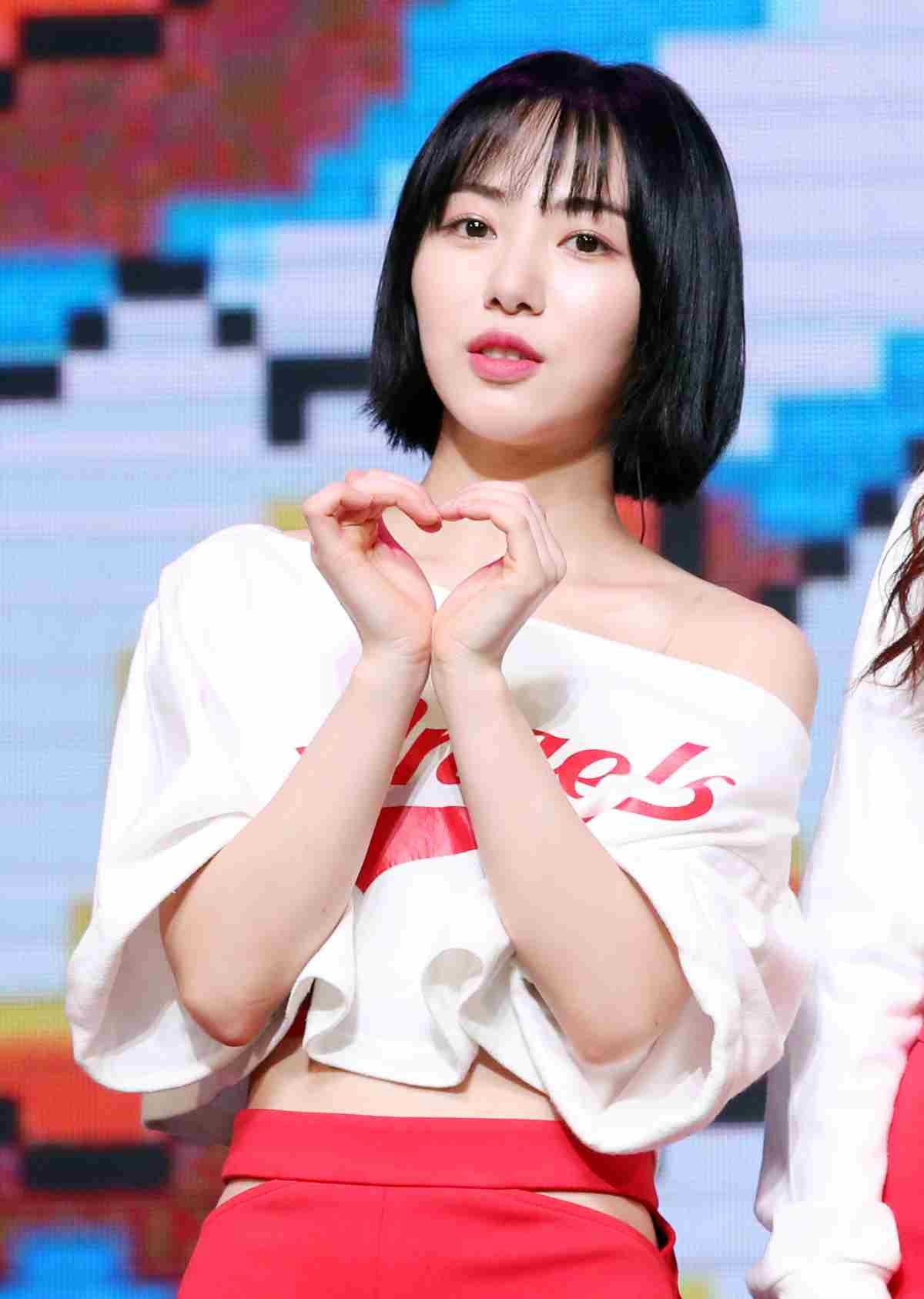 에이오에이(AOA) 민아가 2018년 서울 광장동 예스24 라이브홀에서 열린 다섯 번째 미니앨범 ‘빙글뱅글(BINGLE BANGLE)’ 쇼케이스에 참석해 포즈를 취하고 있다. / 뉴스1