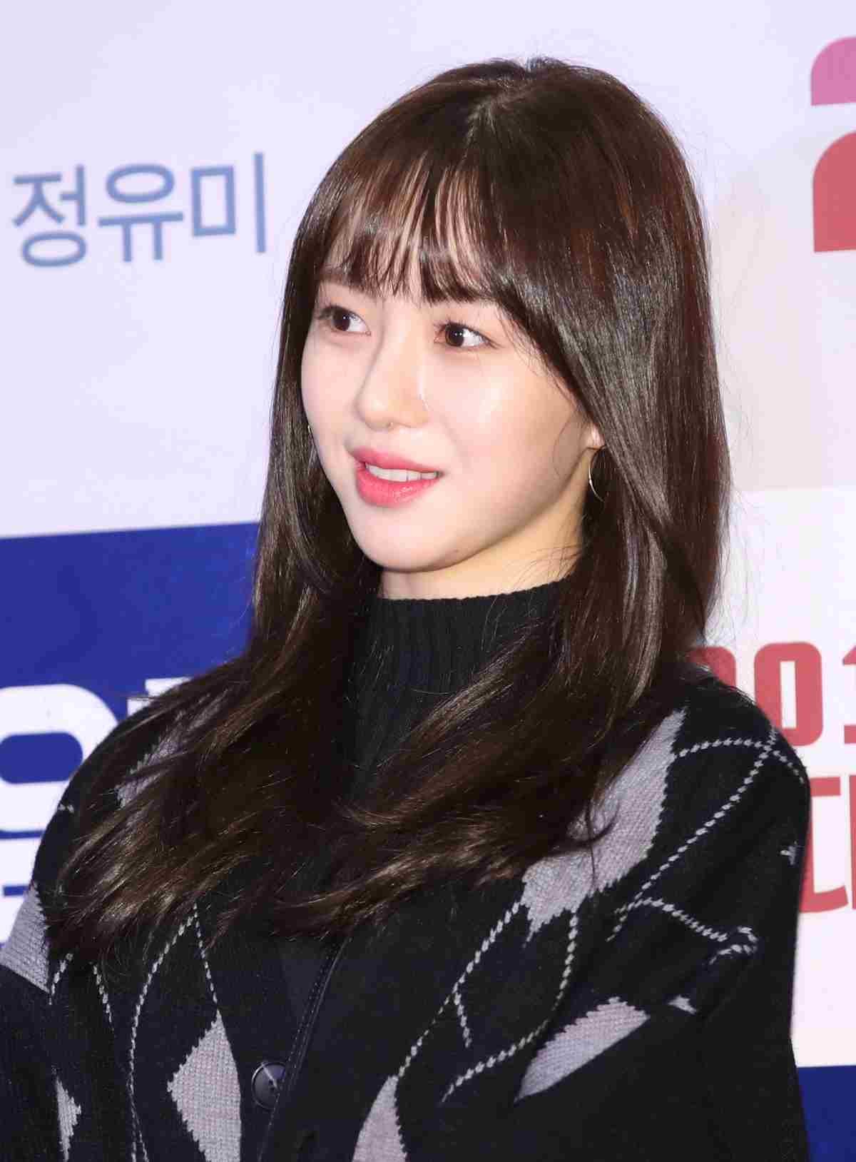 AOA 민아가 2018년 서울 코엑스 메가박스에서 열린 영화 ‘염력’(감독 연상호) VIP시사회에 참석해 미소를 짓고 있다. / 뉴스1