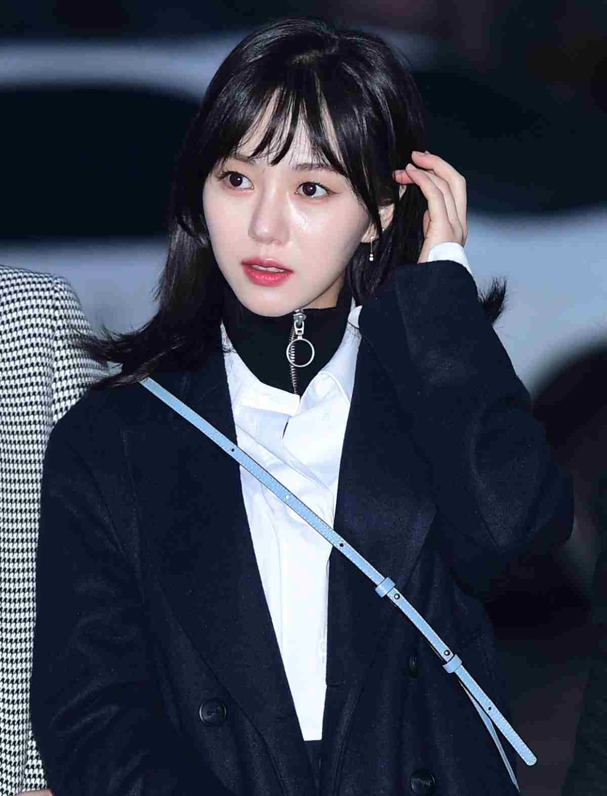 AOA 민아가 2017년 서울 여의도 KBS 신관 공개홀에서 열린 KBS2 '뮤직뱅크'(이하 뮤뱅) 리허설을 하기 위해 들어서고 있다. / 뉴스1