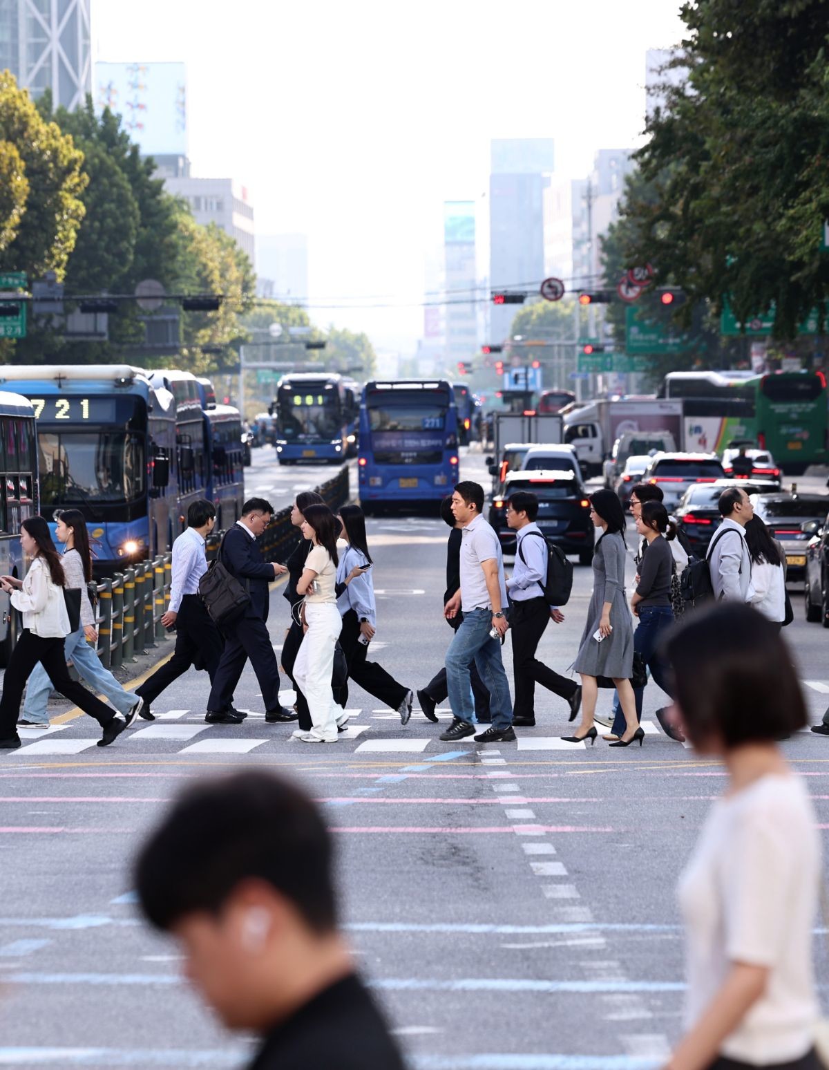 추석연휴 다음날인 28일 서울 광화문 네거리에서 시민들이 출근길 발걸음을 옮기고 있다. / 뉴스1