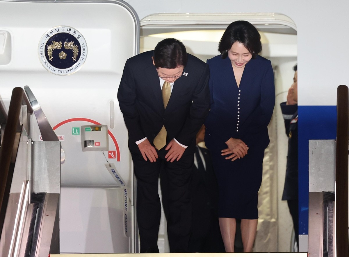 유엔총회·멕시코 국빈방문 일정을 마친 이재명 대통령과 김혜경 여사가 27일 경기 성남 서울공항에 도착해 환영객들에게 인사하고 있다. / 뉴스1