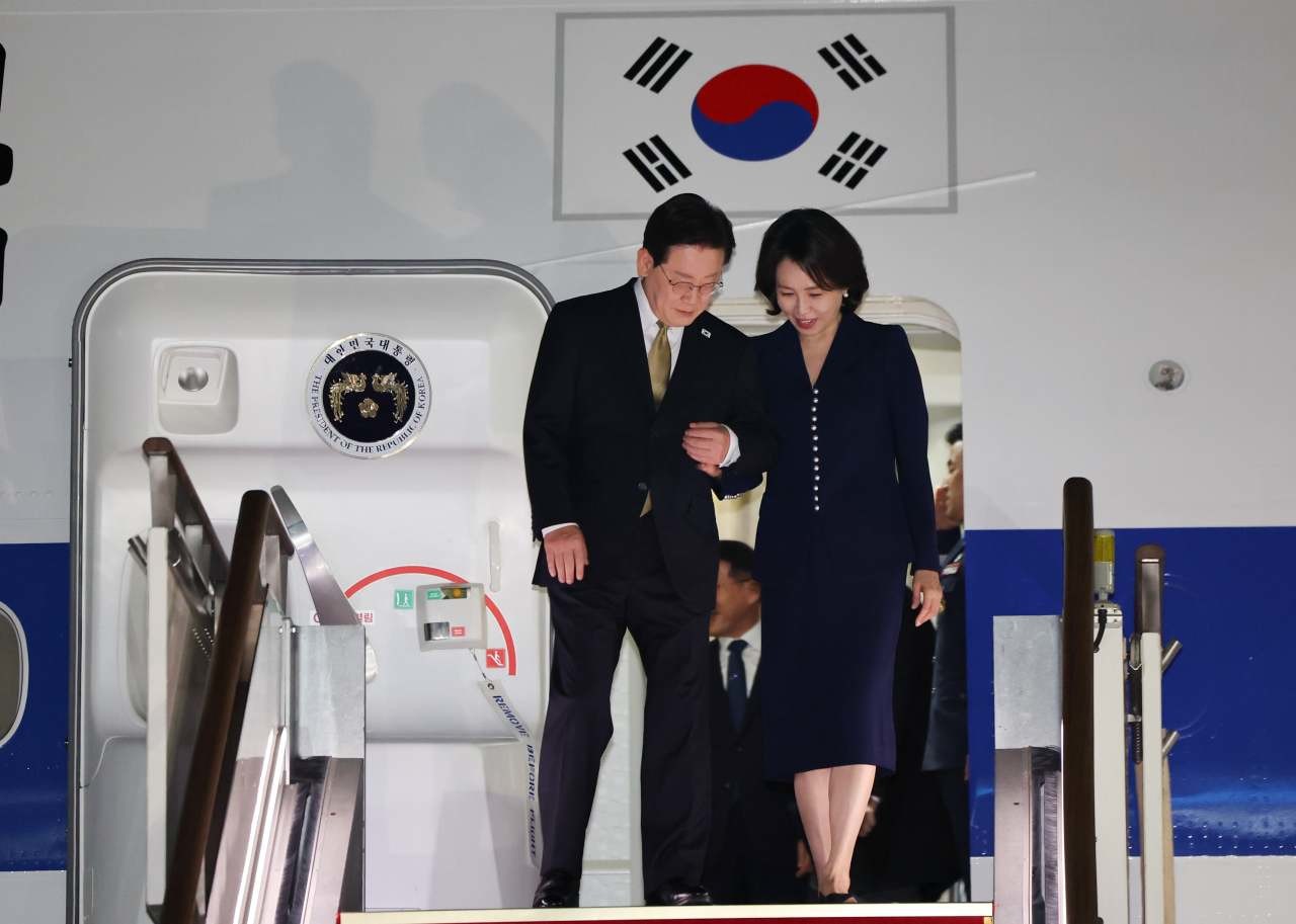 유엔총회·멕시코 국빈방문 일정을 마친 이재명 대통령과 김혜경 여사가 27일 경기 성남 서울공항에 도착하고 있다. / 뉴스1