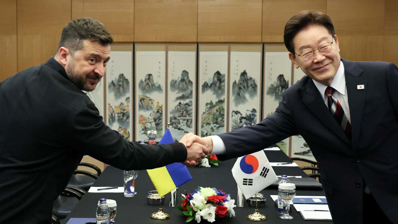 이재명 대통령이 지난 7월 8일(현지시간) 튀르키예 앙카라 한 호텔에서 볼로디미르 젤렌스키 우크라이나 대통령과 정상회담을 하기 앞서 악수하고 있다. / 뉴스1