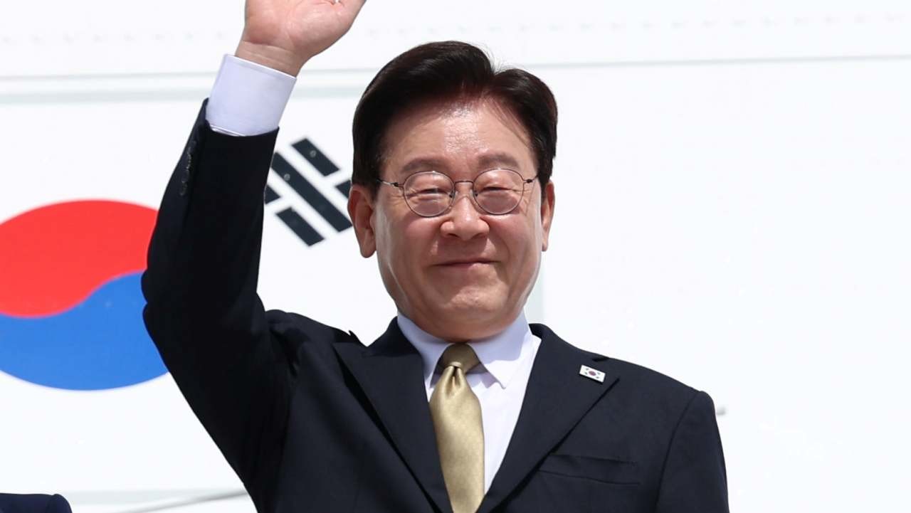 멕시코 국빈방문 일정을 마친 이재명 대통령과 김혜경 여사가 지난 26일(현지시간) 멕시코 펠리페 앙헬레스 국제공항에서 환송객들에게 인사를 하고 있다. / 뉴스1