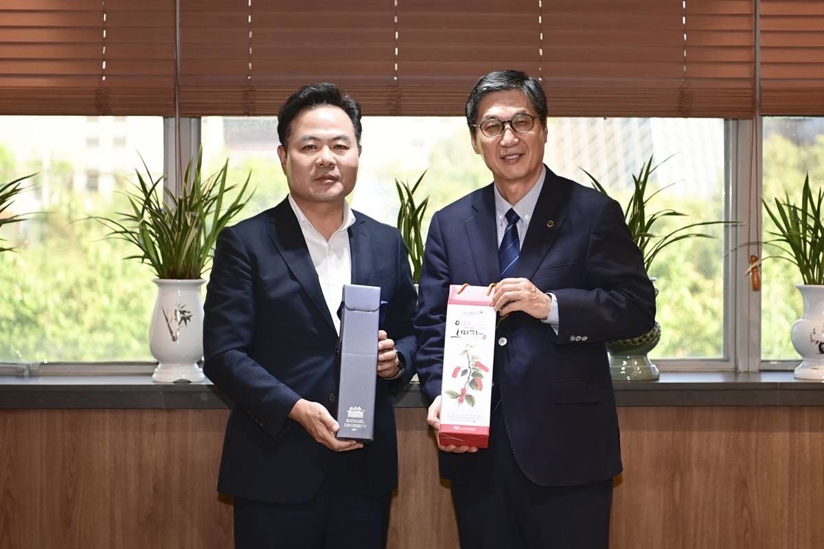 김학홍 문경시장(왼쪽)이 지난 9월 16일 서울 상도동에 위치한 숭실대학교를 방문, 이윤재 숭실대 총장과 만나고 있다./문경시