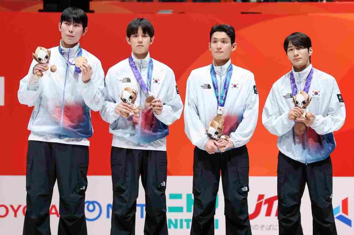 대한민국 윤정현(왼쪽부터), 임철우, 김태환, 이광현이 지난 25일 일본 아이치 스카이 엑스포홀에서 열린 2026 아이치·나고야 아시안게임 펜싱 남자 플뢰레 단체전 시상식에서 동메달을 목에 걸고 있다. / 뉴스1