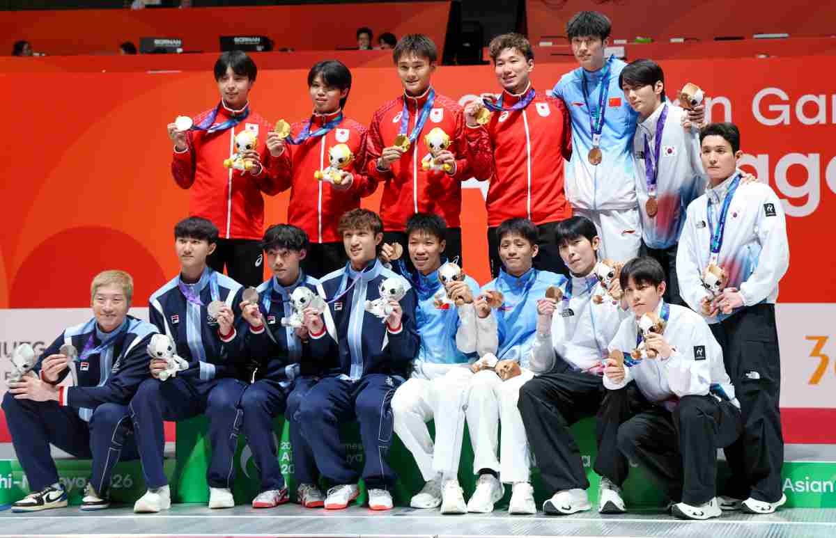 대한민국 윤정현(왼쪽부터), 임철우, 김태환, 이광현이 지난 25일 일본 아이치 스카이 엑스포홀에서 열린 2026 아이치·나고야 아시안게임 펜싱 남자 플뢰레 단체전 시상식에서 동메달을 수상한 뒤 금메달 일본, 은메달 홍콩, 동메달 중국 선수들과 기념 촬영을 하고 있다. / 뉴스1