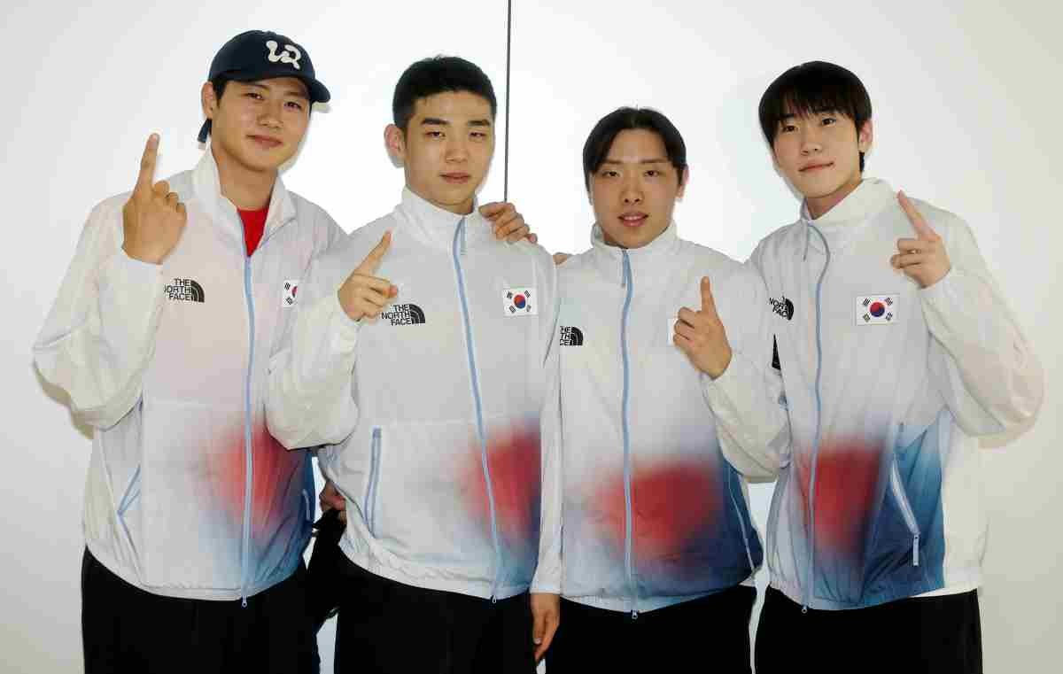 2026 아이치·나고야 아시안게임 남자 사브르 단체전에서 금메달을 획득하며 4연패의 위업을 달성한 대한민국 펜싱 남자 국가대표 선수단의 오상욱(왼쪽부터), 황희근, 박상원, 도경동이 지난 27일 오후 김포국제공항을 통해 귀국해 기념촬영을 하고 있다. / 뉴스1
