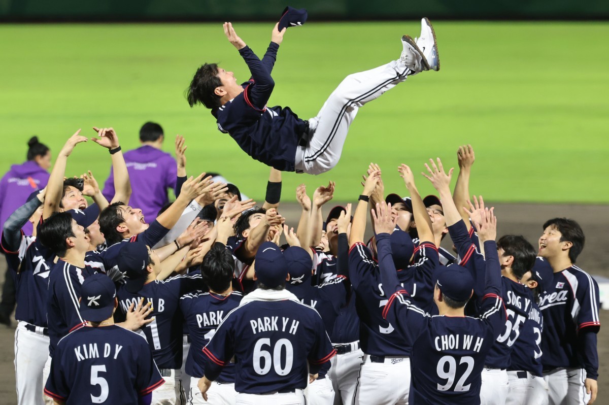2026 아이치·나고야 아시안게임 야구 결승전 대한민국과 일본의 경기에서 3대1 승리한 대한민국 선수들이 금메달을 차지한 뒤 류지현 감독을 행가레 치고 있다. / 뉴스1