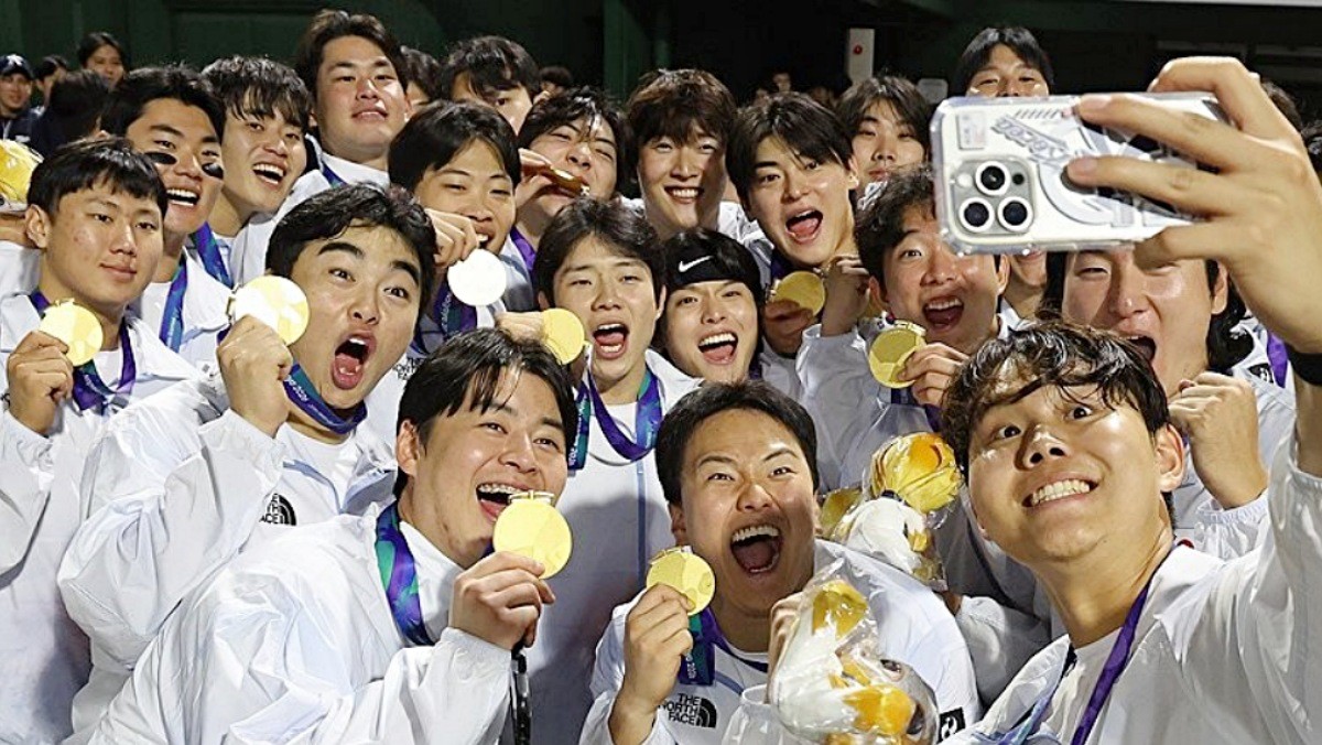 지난 27일 일본 아이치현 도요하시 시민구장에서 열린 2026 아이치·나고야 아시안게임 야구 결승에서 금메달을 차지한 대한민국 대표선수들이 기념촬영을 하고 있다. / 연합뉴스