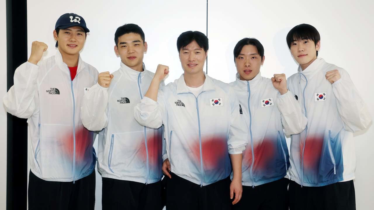 2026 아이치·나고야 아시안게임 남자 사브르 단체전에서 금메달을 획득하며 4연패의 위업을 달성한 대한민국 펜싱 남자 국가대표 선수단의 오상욱(왼쪽부터), 황희근, 원우영 감독, 박상원, 도경동이 지난 27일 오후 김포국제공항을 통해 귀국해 기념촬영을 하고 있다. / 뉴스1