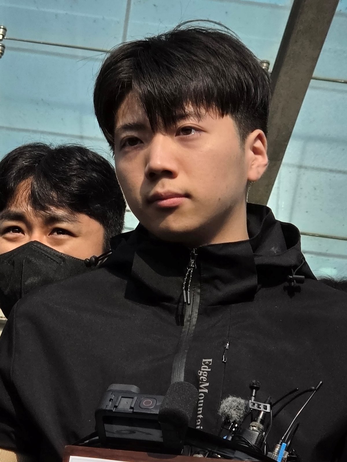 어린이날 광주 도심에서 일면식 없는 여고생을 살해해 살인·살인미수 등의 혐의를 받는 장윤기(23)가 지난 5월 광주 서부경찰서에서 검찰에 송치되고 있다. 장윤기는 이날 광주에선 처음으로 신상이 공개됐다. / 뉴스1