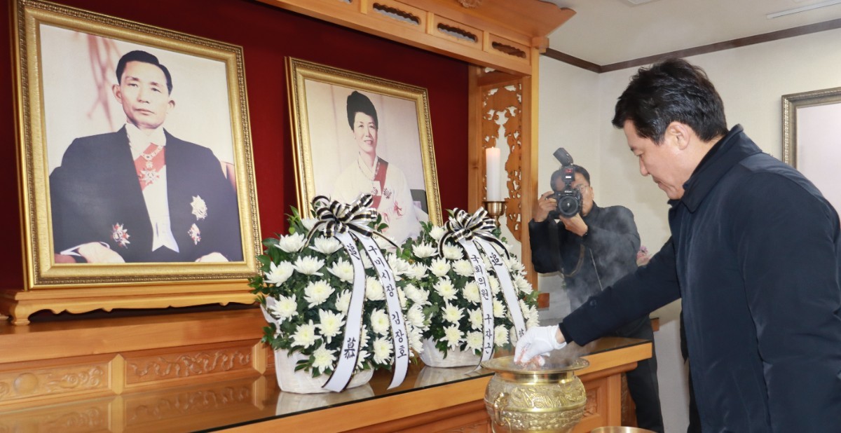 경북 구미시 상모동 박정희 전 대통령 생가에 있는 고 박정희 전 대통령과 육영수 여사 영전 자료 사진 / 뉴스1