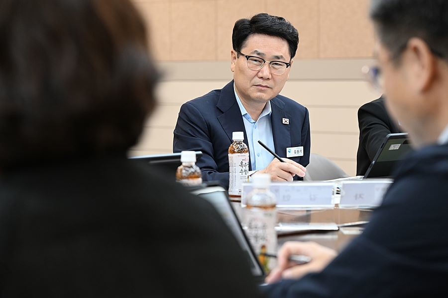 김원기 의정부시장이 9월 28일 시청 회룡홀에서 열린 ‘9월 동장회의’에서 참석자의 발언을 듣고 있다