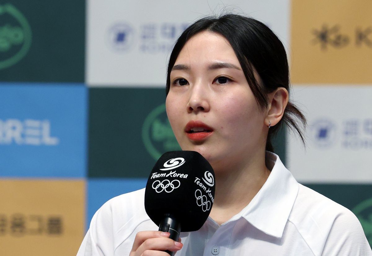 다이빙 국가대표 김수지 선수가 2024년 충북 진천군 진천국가대표선수촌 수영센터에서 열린 2024 파리하계올림픽 수영 국가대표팀 미디어데이에서 인터뷰를 하고 있다 / 뉴스1