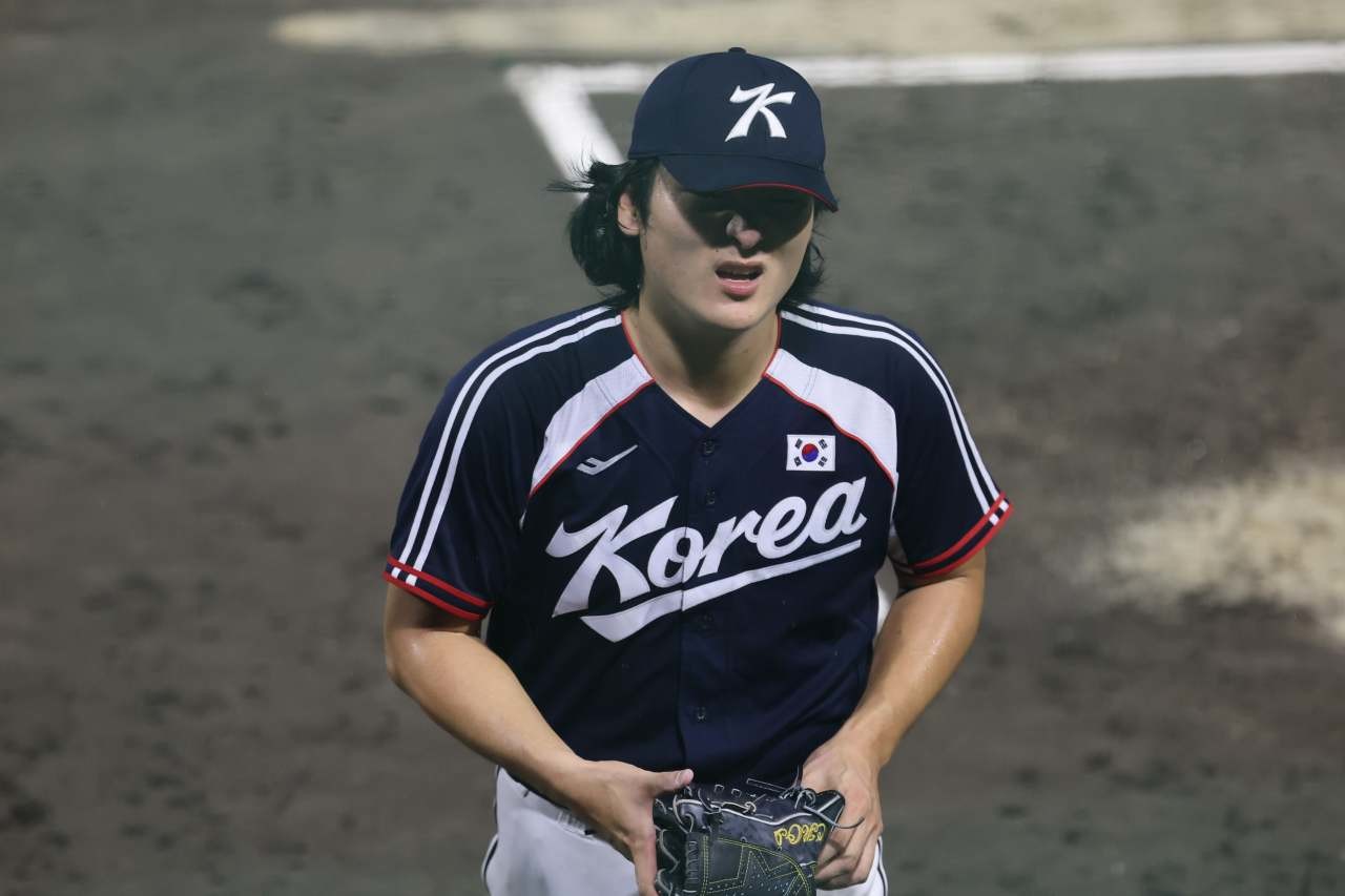 지난 27일 일본 아이치현 도요하시 시민구장에서 열린 2026 아이치·나고야 아시안게임 야구 결승전 대한민국과 일본의 경기, 대한민국 선발 곽빈이 6회말 실점 없이 이닝을 마친 뒤 더그아웃으로 향하고 있다. / 뉴스1