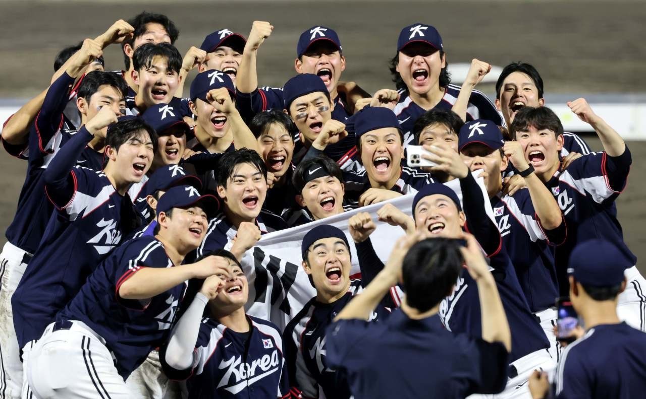 지난 27일 일본 아이치현 도요하시 시민구장에서 열린 2026 아이치·나고야 아시안게임 야구 결승전 대한민국과 일본의 경기에서 3대1 승리한 대한민국 선수들이 금메달을 차지한 뒤 기념 촬영을 하고 있다. / 뉴스1