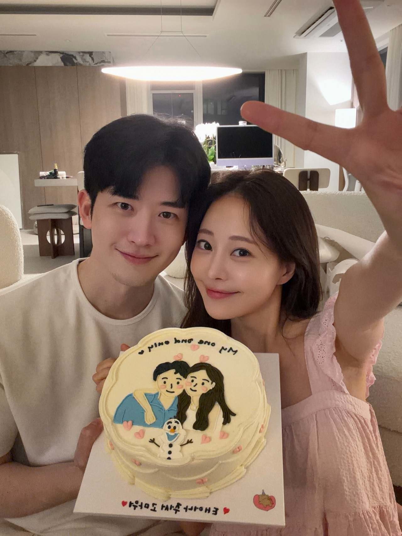 아옳이와 남자친구 김형배 씨. / 아옳이 인스타그램
