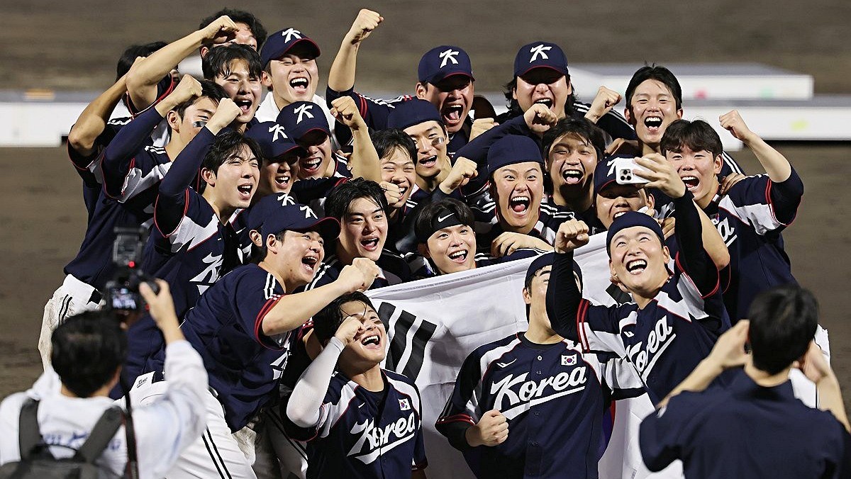 2026 아이치·나고야 아시안게임 야구 결승전 대한민국과 일본의 경기에서 3대1 승리한 대한민국 선수들이 금메달을 차지한 뒤 기념 촬영을 하고 있다. / 연합뉴스