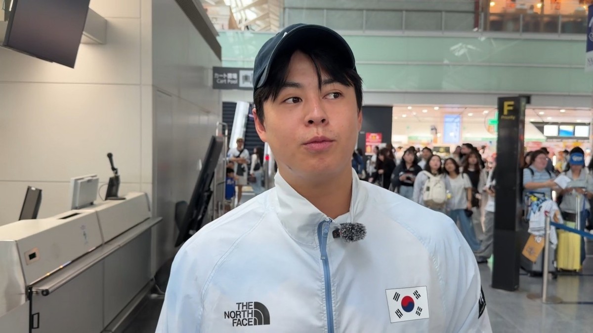 한국 야구 대표팀 주장 노시환이 28일 일본 아이치현 도코나메 나고야 주부국제공항에서 귀국행 항공편에 탑승하기 전 인터뷰 하고 있는 모습 / 대한체육회 제공