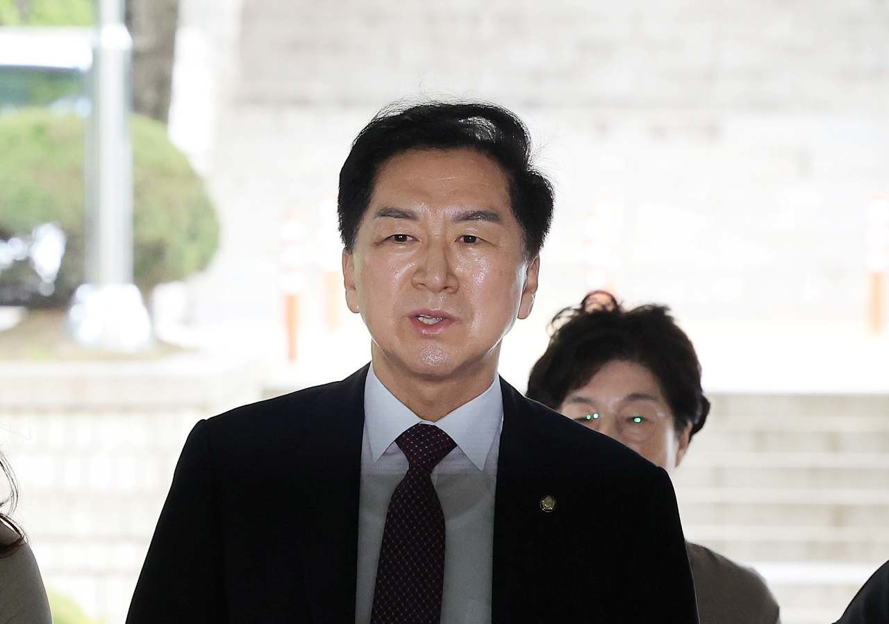 청탁금지법 위반 혐의를 받는 김기현 국민의힘 의원과 부인 이 모 씨가 지난 7월 13일 서울 서초구 서울중앙지방법원에서 열린 청탁금지법 위반 1심 공판에 출석하고 있다. / 뉴스1