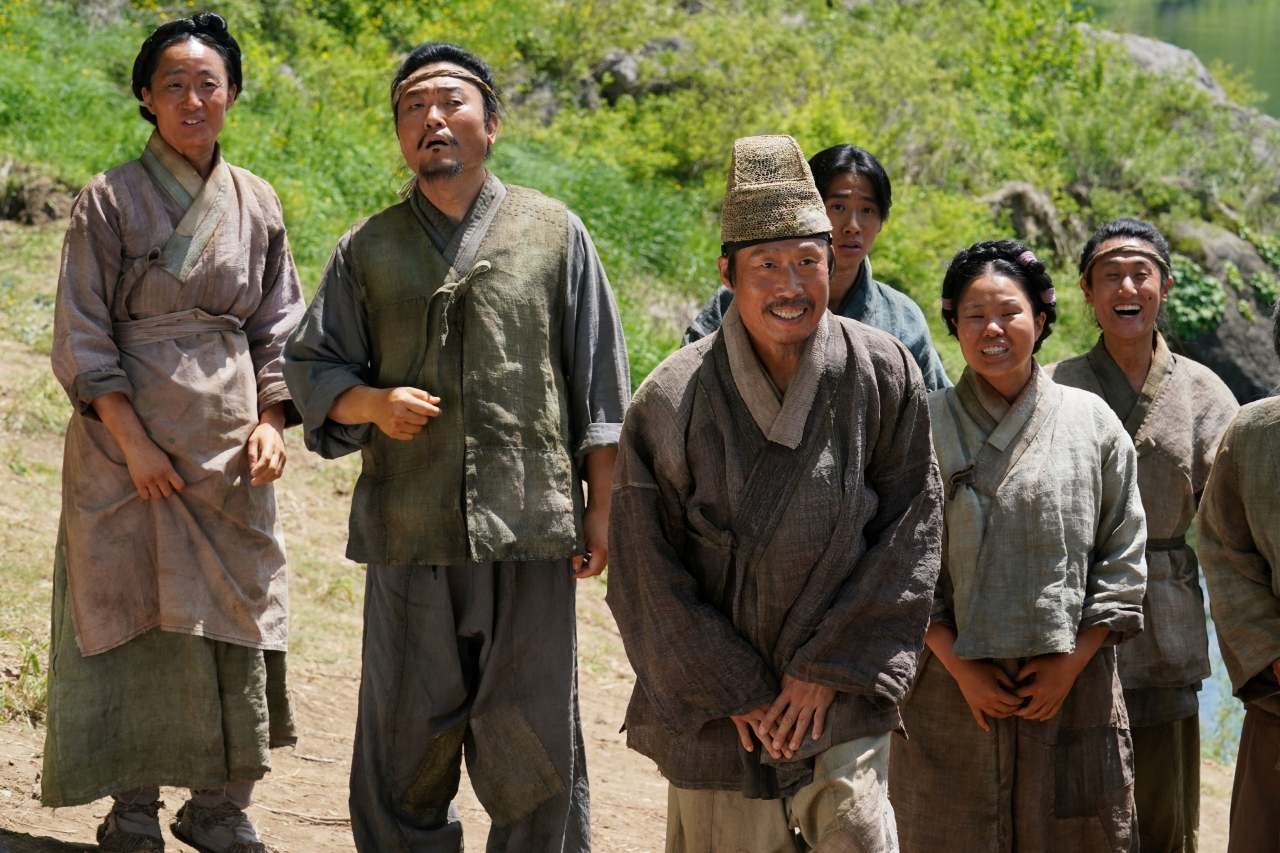 영화 '왕과 사는 남자' 광천골 사람들 스틸컷. / 배급사 쇼박스 제공